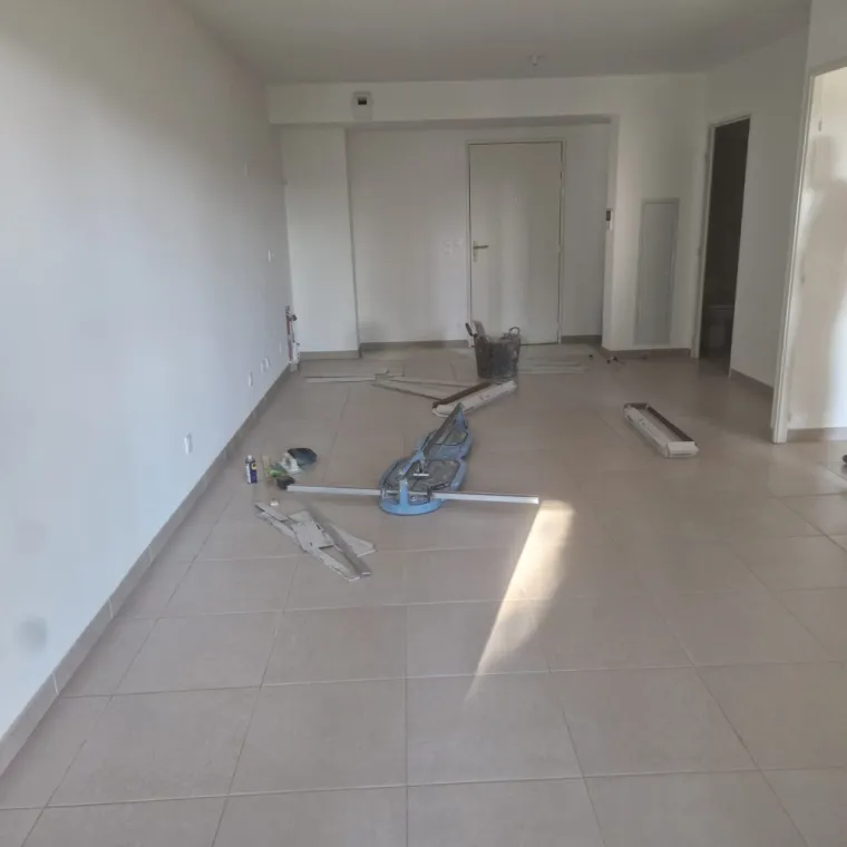 Pose de carrelage dans un appartement à Vence